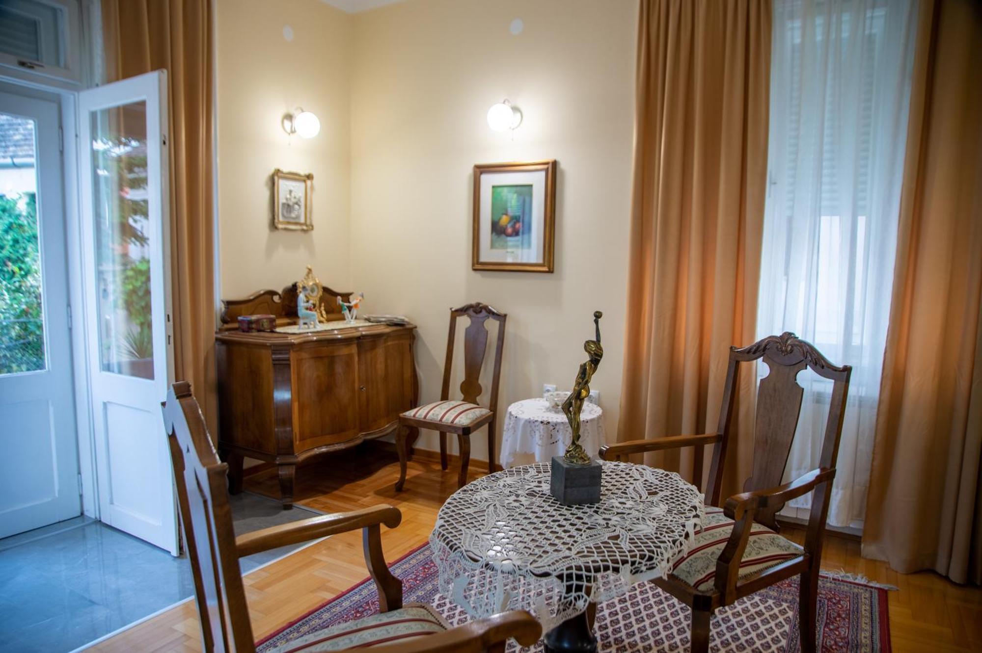 Apartman Centar 스렘스키카를로브치 외부 사진